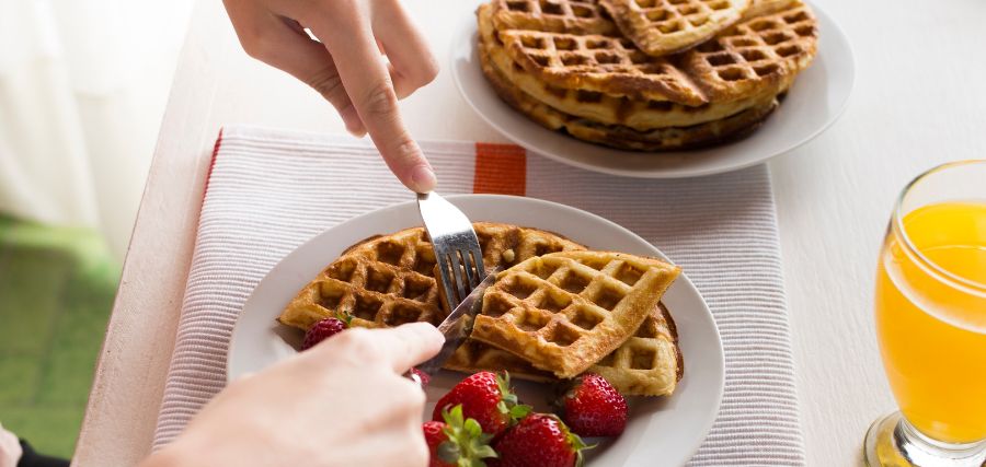 Pessoa comendo waffles